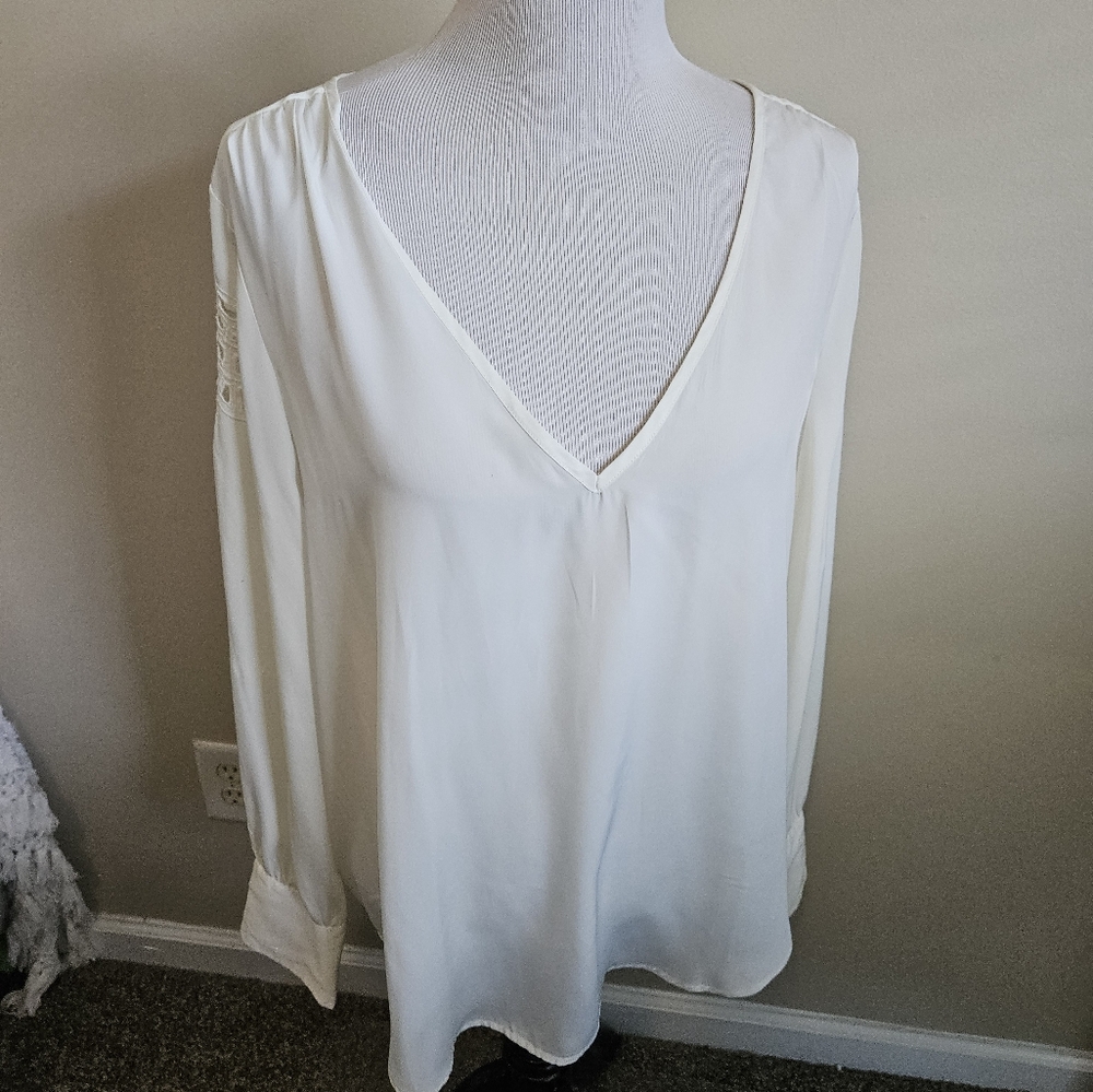 NWT Leigh Elegant White Women's Top With Lace accent Size XL. - Picture 14 of 14